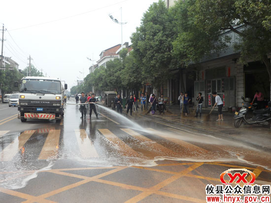 今天，攸县城管系统300名工作人员忙着清洗街道