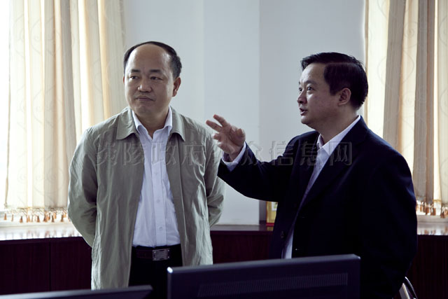 周建光视察县长热线工作