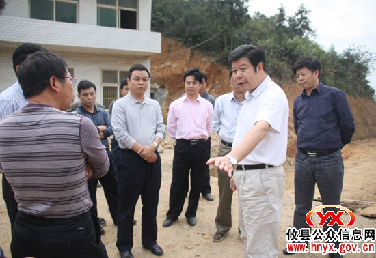 邝邹飞、胡湘之一行督查东部矿区公路修复建设等工作