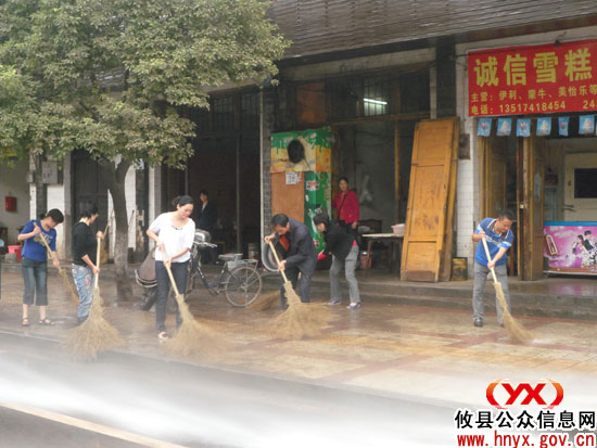 今天，攸县城管系统300名工作人员忙着清洗街道