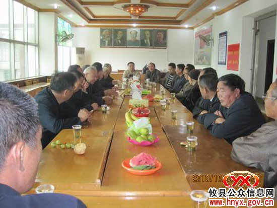 庆“老年节”：攸县新市镇老年协会组织召开座谈会