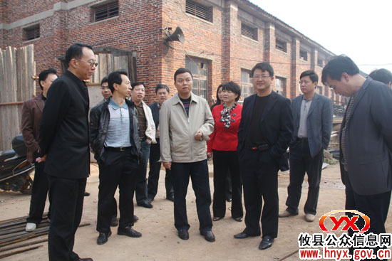 胡湘之一行视察指导农村寄宿制学校建设工作
