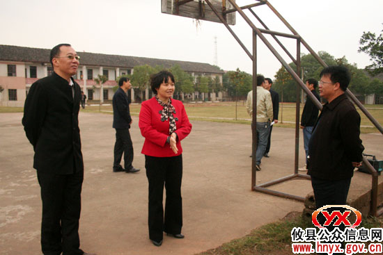 谈湘旭督查“科普惠农兴村计划”项目示范基地和学校建设情况