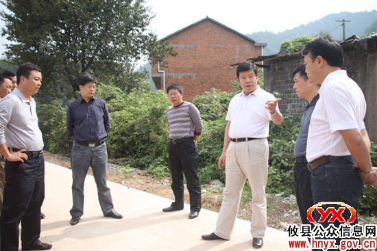 邝邹飞、胡湘之一行督查东部矿区公路修复建设等工作