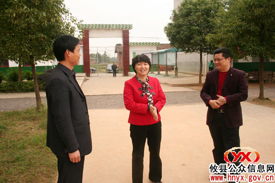 谈湘旭督查“科普惠农兴村计划”项目示范基地和学校建设情况