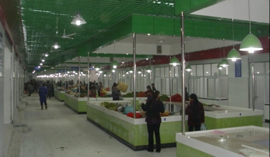 云龙示范区近日开展清理马路市场行动