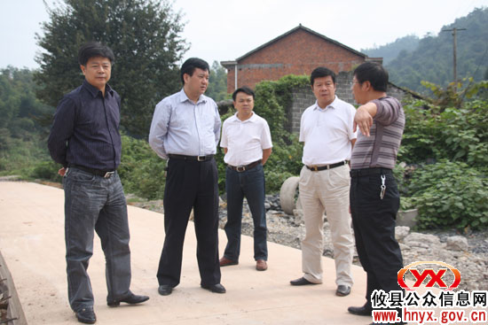邝邹飞、胡湘之一行督查东部矿区公路修复建设等工作