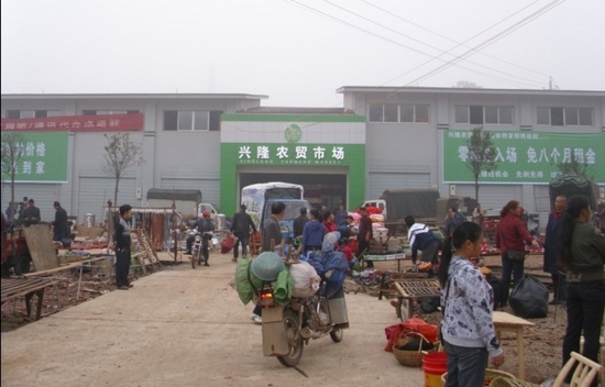 云龙示范区近日开展清理马路市场行动