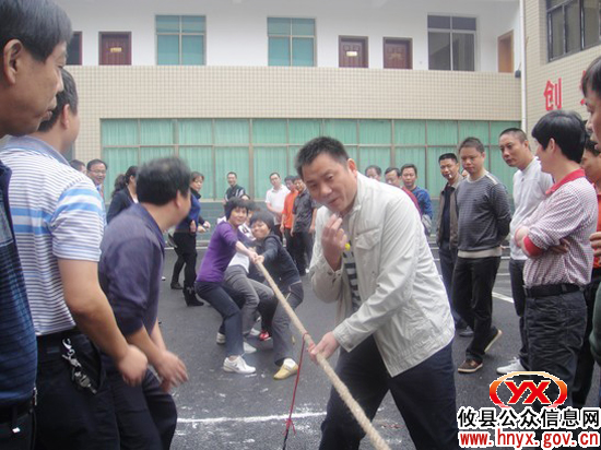 攸县交通局组织机关职工举行拔河比赛