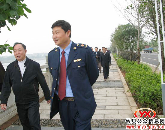 攸县工商局组织离退休干部参观攸县重点工程