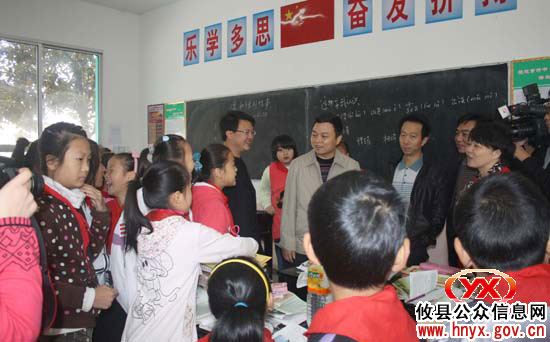 胡湘之一行视察酒埠江中心小学