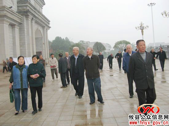 攸县工商局组织离退休干部参观攸县重点工程