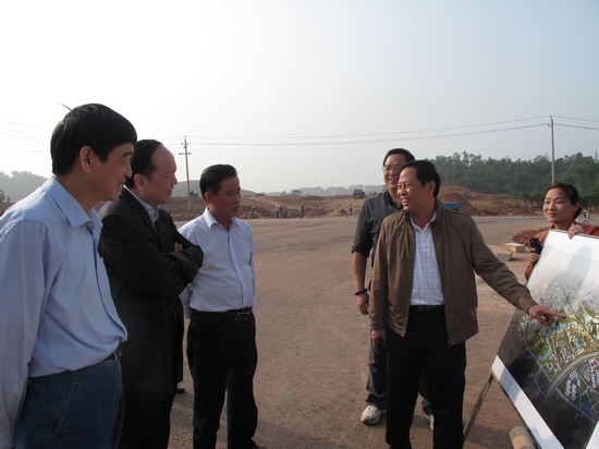 湖南有色工业总公司总经理宋建民一行来职教城视察