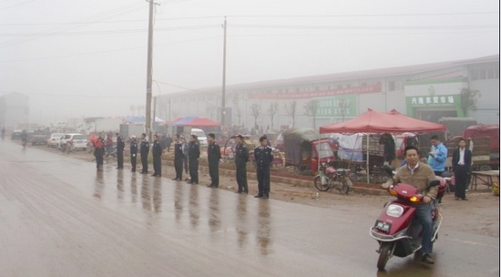 云龙示范区近日开展清理马路市场行动