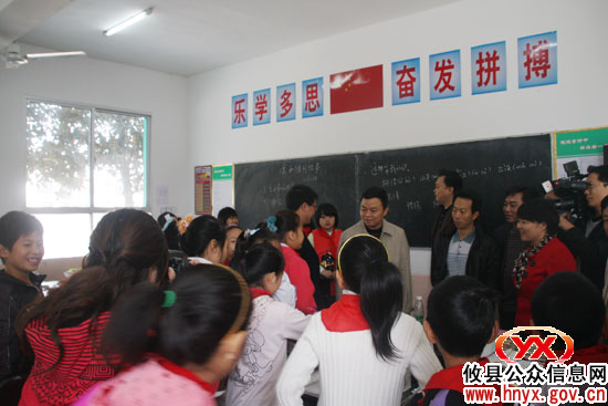 胡湘之一行视察指导农村寄宿制学校建设工作