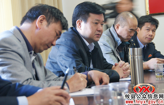 李能斌率国税、工商部门负责人与烟花爆竹企业主恳谈