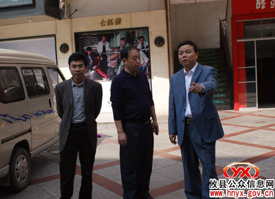 【城市提质】胡湘之一行带头向“两车”停放市民进行宣传
