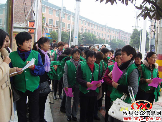 攸县妇联组织“半边天”上街进行卫生交通秩序规劝