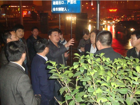 市委政策研究室副主任徐冬生督查我区道路清洗工作