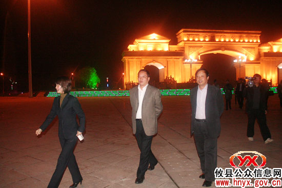夜幕下，省政务公开工作考核组一行视察攸县城市建设