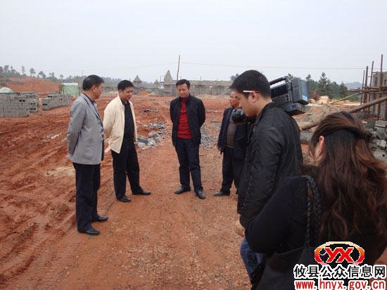 吴爱清一行到槚山乡督查烟花产业项目建设情况