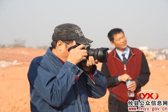 攸县组织网友代表参观县内重点工程建设项目