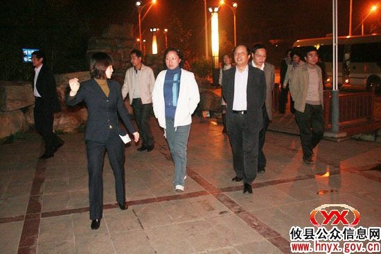 夜幕下，省政务公开工作考核组一行视察攸县城市建设