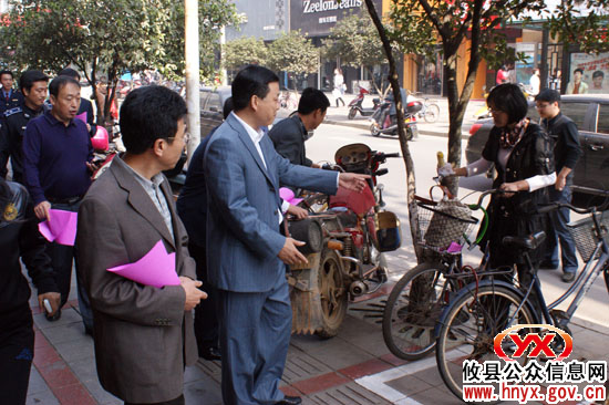 【城市提质】胡湘之一行带头向“两车”停放市民进行宣传