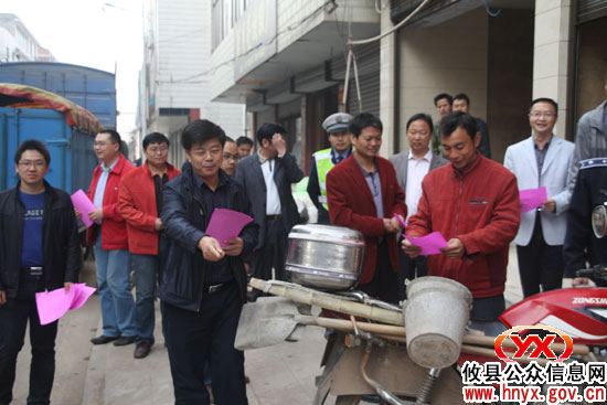 【城市提质】张建勇、陈运发带队上街规劝“两车”规范停放