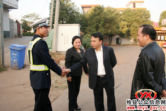 汤小红、文斌一行深入到部分加油站督查柴油供应情况