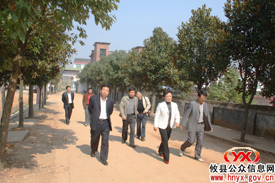 黄清秀一行督查酒埠江镇寄宿制学校建设