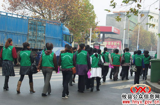 攸县妇联组织“半边天”上街进行卫生交通秩序规劝