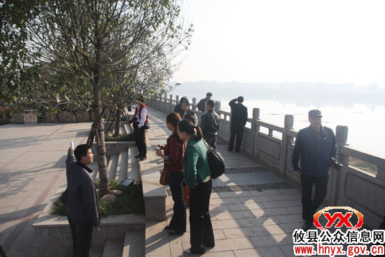 攸县组织网友代表参观县内重点工程建设项目