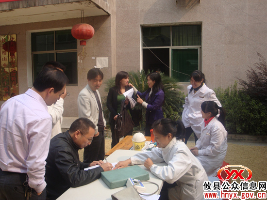 攸县槚山乡乡村干部积极参加无偿献血