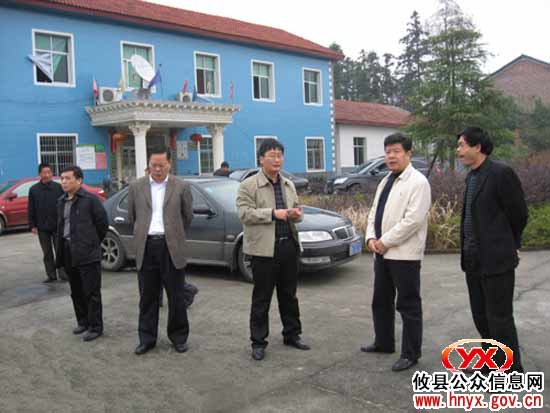 邝邹飞在网岭镇督查时强调，村级联合办公要切实搭建好“五个平台”
