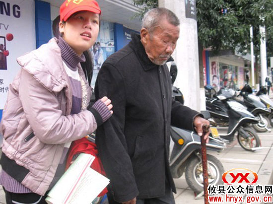 团县委联合交警大队组织青年志愿者开展“交通规劝”