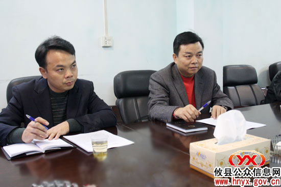 胡湘之率县直相关单位负责人到皇图岭镇现场办公