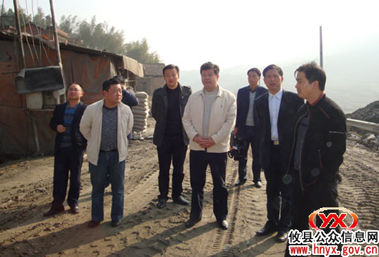 邝邹飞一行到槚山乡调研指导工作