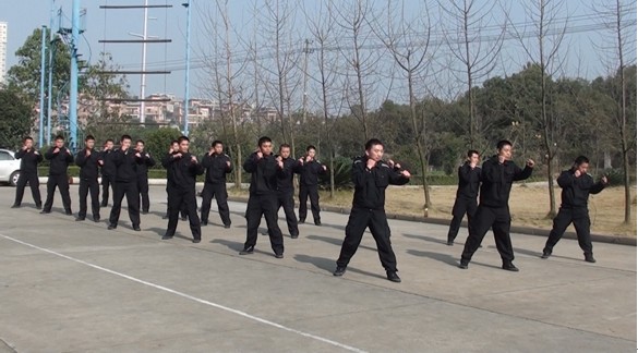 区建管委办：拆违大队军训出成效