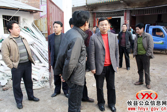 胡湘之率县直相关单位负责人到皇图岭镇现场办公