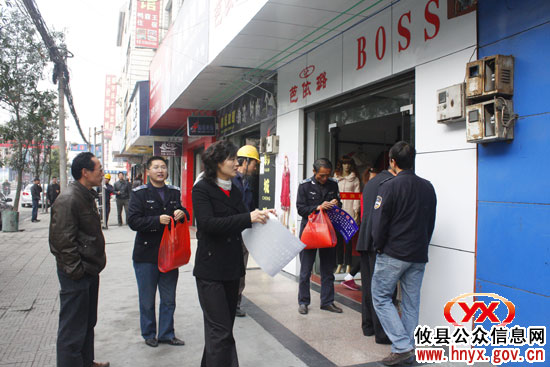 攸县黄丰桥镇对镇区各住户进行“门前三包”规劝