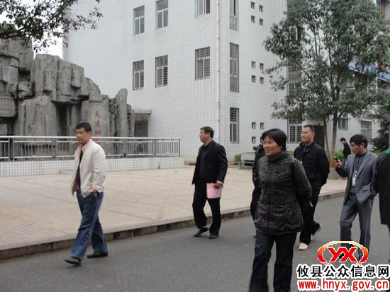 市“十佳平安校园”考核组一行到长鸿学校进行考评