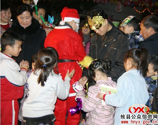 攸县机关幼儿园举办“丫丫狂欢平安夜”圣诞亲子活动