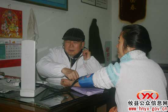 攸县城关镇雪花社区给辖区住院老人送温暖