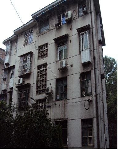 综合改造效果明显，居民送锦旗表示感谢