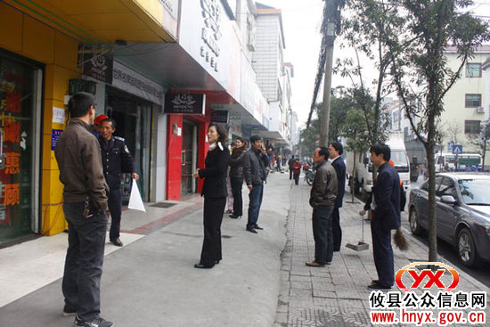 攸县黄丰桥镇对镇区各住户进行“门前三包”规劝