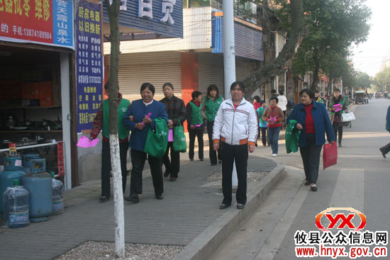 攸县妇联组织社区妇女上街“规劝”