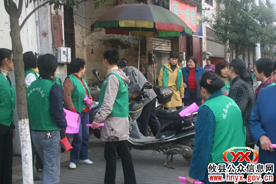 攸县妇联组织社区妇女上街“规劝”