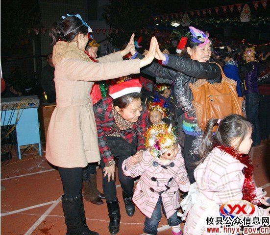 攸县机关幼儿园举办“丫丫狂欢平安夜”圣诞亲子活动
