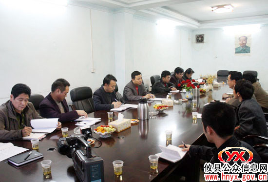 胡湘之率县直相关单位负责人到皇图岭镇现场办公